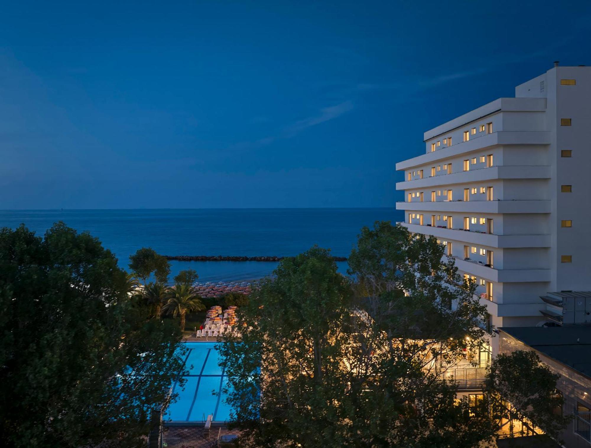 Serena Majestic Residence Montesilvano Marina Екстериор снимка